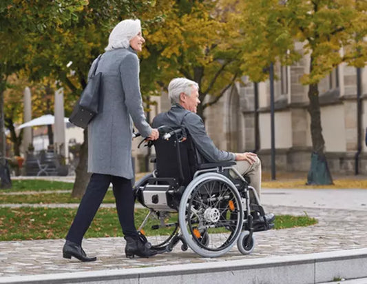 Elektrische Brems- und Schiebehilfe v-max erleichtert das Schieben vom Rollstuhl