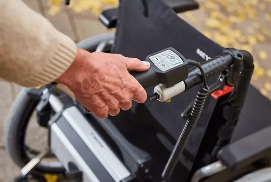 Elektrische Brems- und Schiebehilfe v-max erleichtert das Schieben vom Rollstuhl