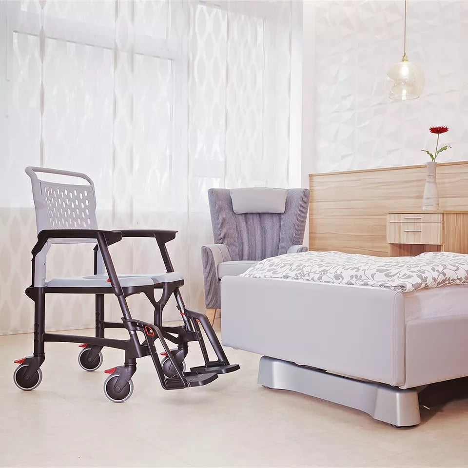 Dusch- und Toilettenrollstuhl Careline Juno – faltbar & leicht für maximale Flexibilität