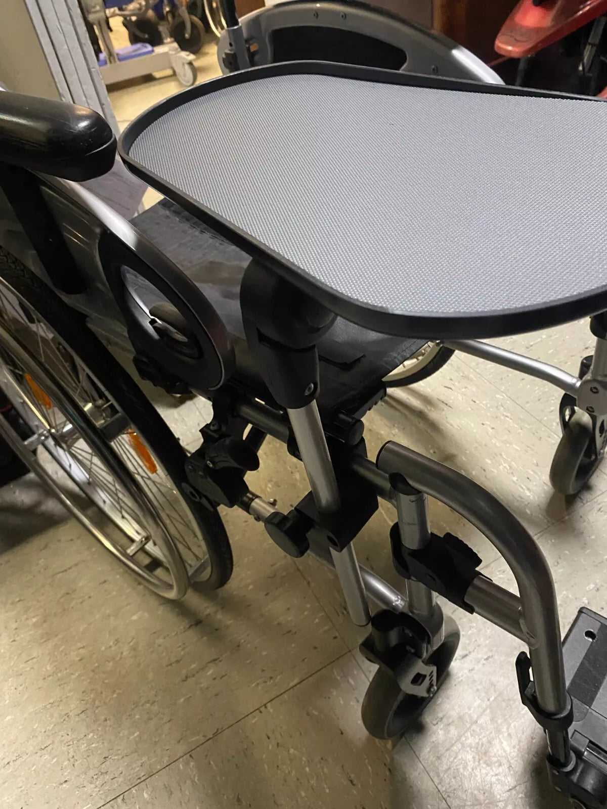 MPB Klapptisch TR – Abklappbarer Seitentisch für Rollstuhl und Rollator