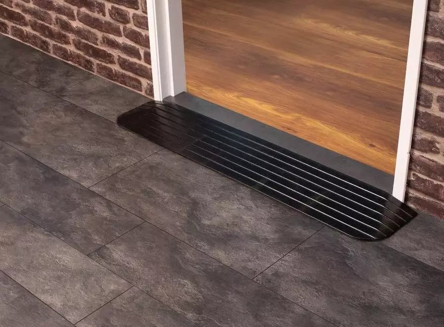 Türschwellenrampe Budget – Schwarz – 110 cm Breite – für Rollstuhl, Rollator, Elektromobil