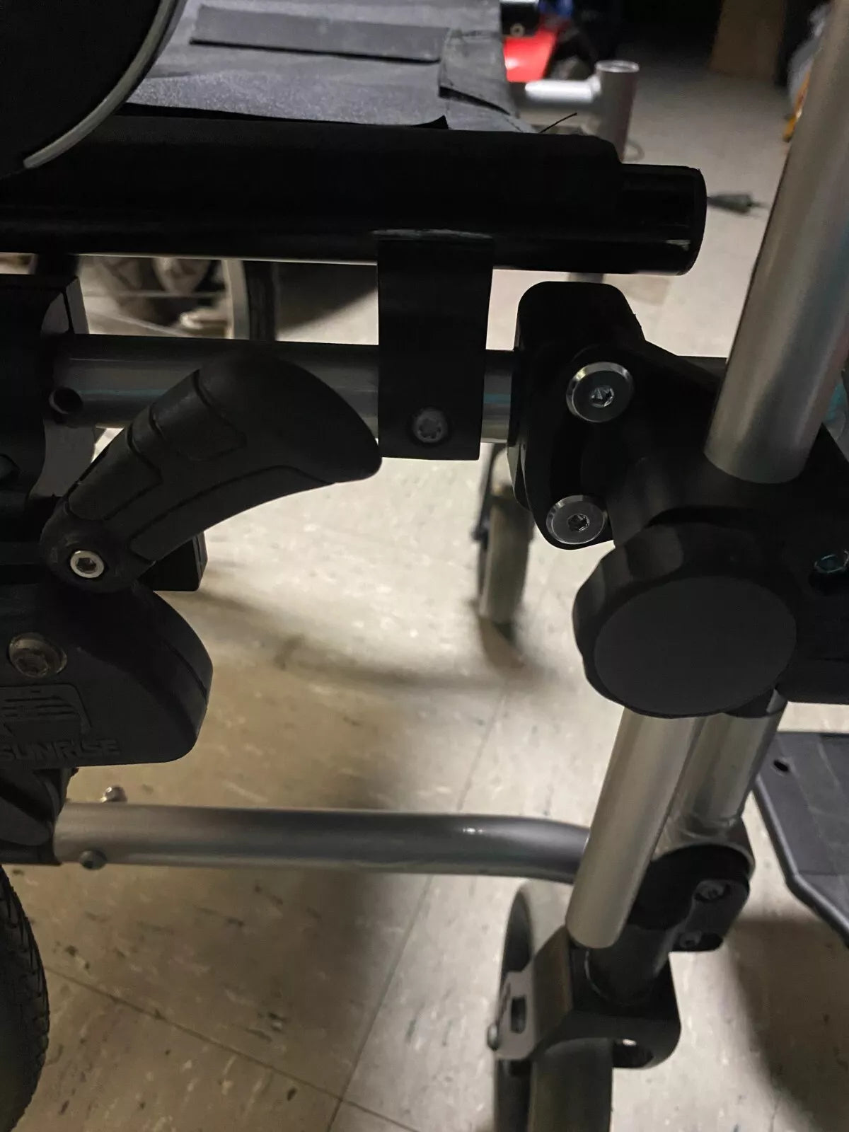 MPB Klapptisch TR – Abklappbarer Seitentisch für Rollstuhl und Rollator