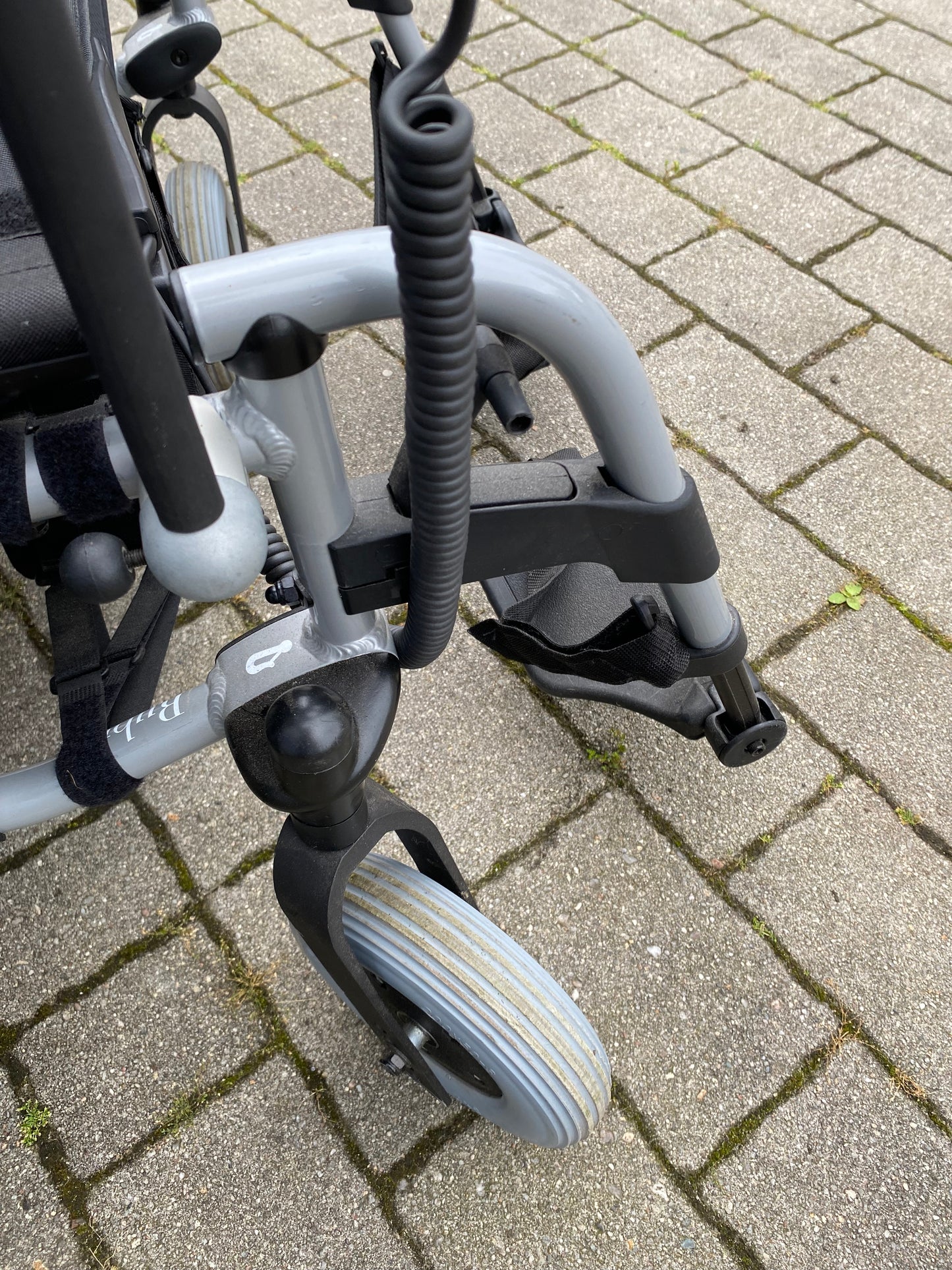 elektrischer Zusatzantrieb SOLO Firma AAT gebraucht mit Rollstuhl Elektro Antrieb elektrisch fahren