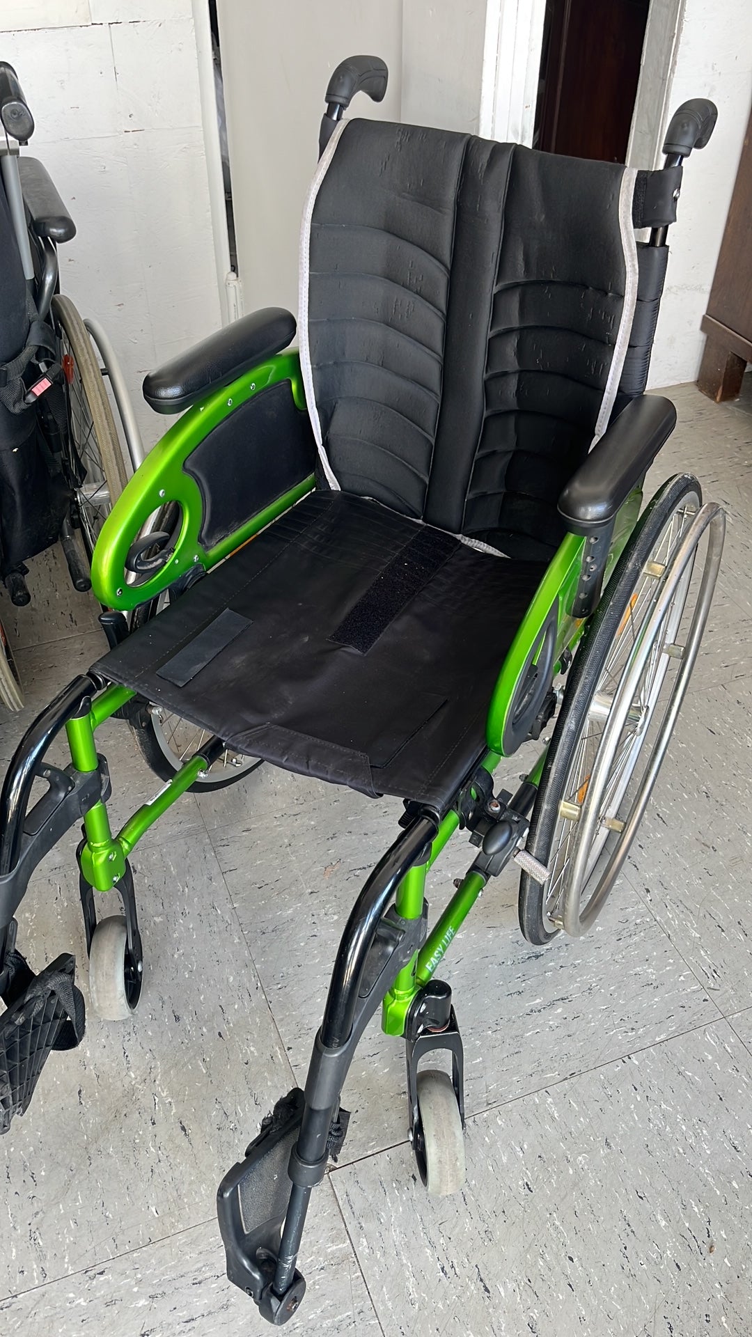 Adaptivrollstuhl Easy Life abnehmbare Beinstützen Seitenteile mit Armlehnenpolster höhenverstellbar gebraucht