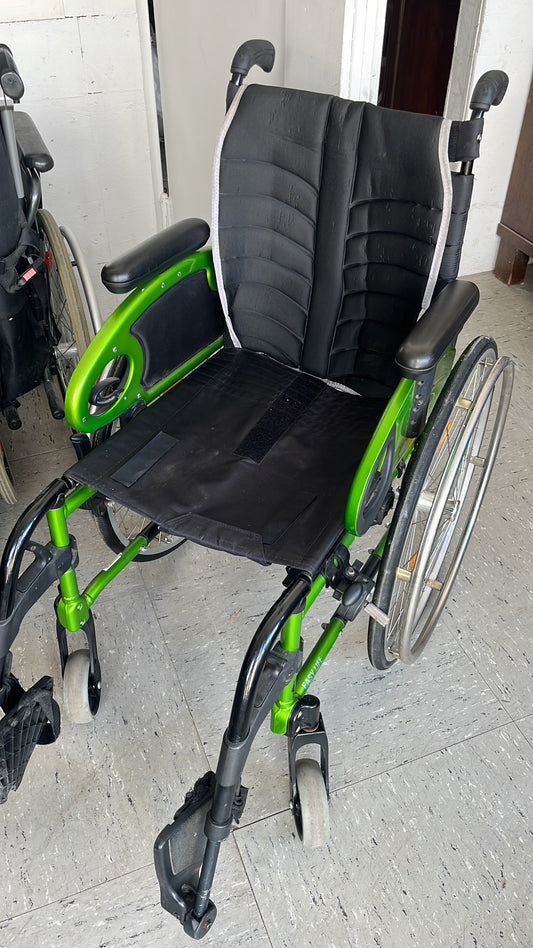Adaptivrollstuhl Easy Life abnehmbare Beinstützen Seitenteile mit Armlehnenpolster höhenverstellbar gebraucht