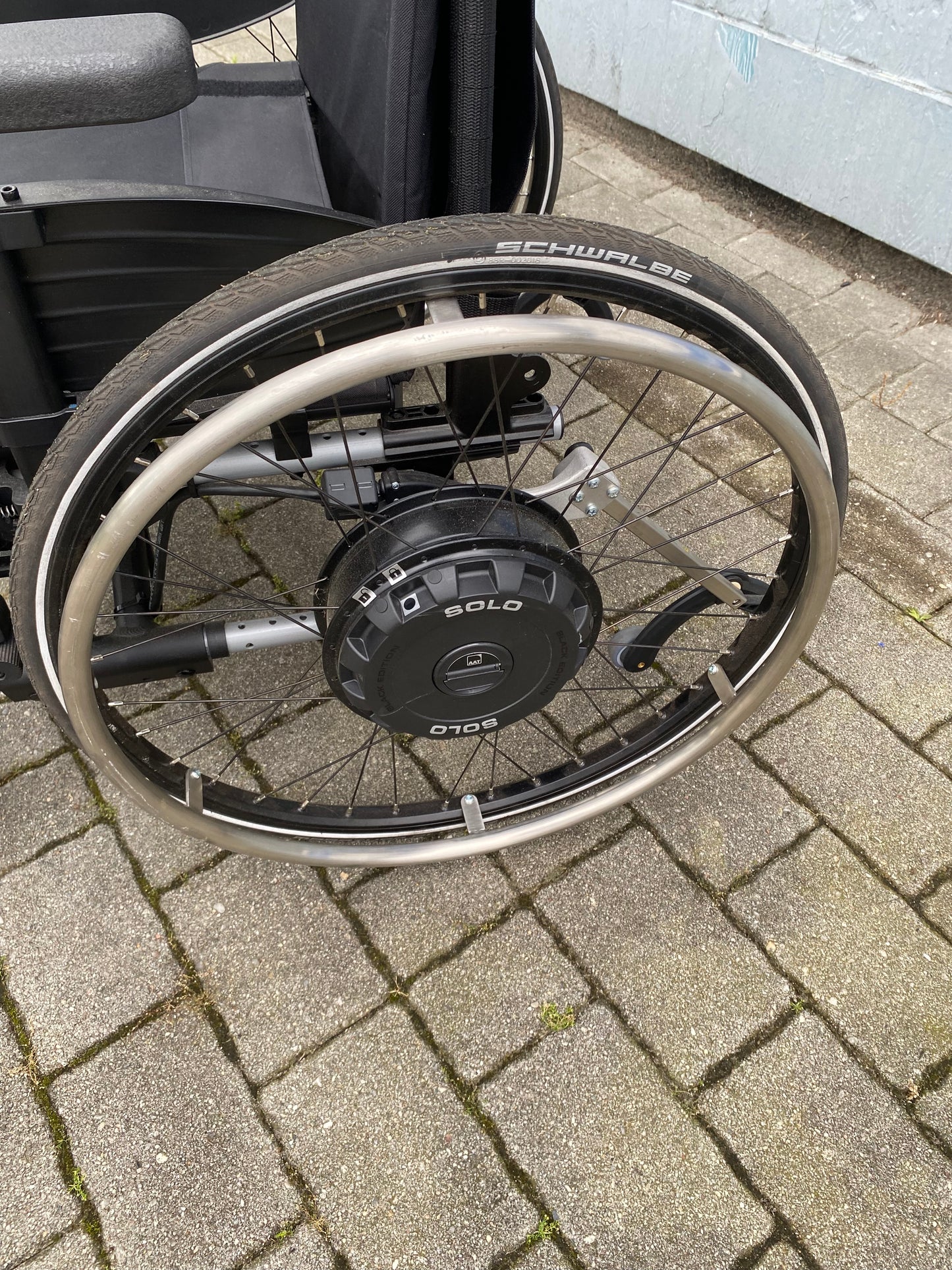 elektrischer Zusatzantrieb SOLO Firma AAT gebraucht mit Rollstuhl Elektro Antrieb elektrisch fahren