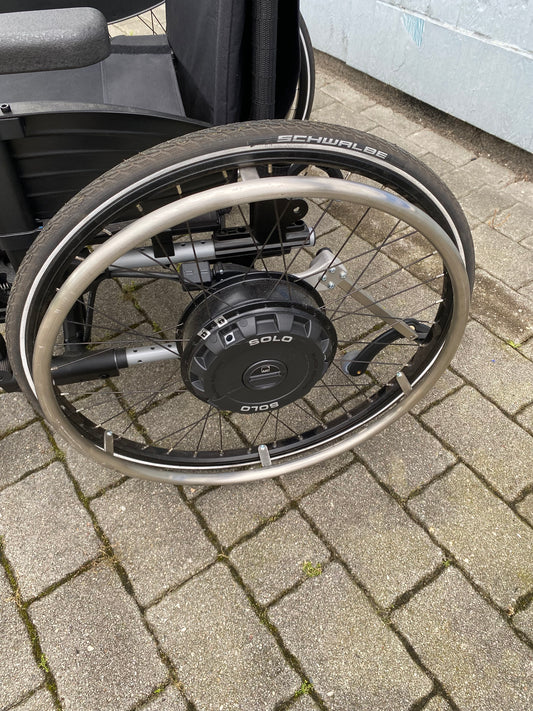 elektrischer Zusatzantrieb SOLO Firma AAT gebraucht mit Rollstuhl Elektro Antrieb elektrisch fahren