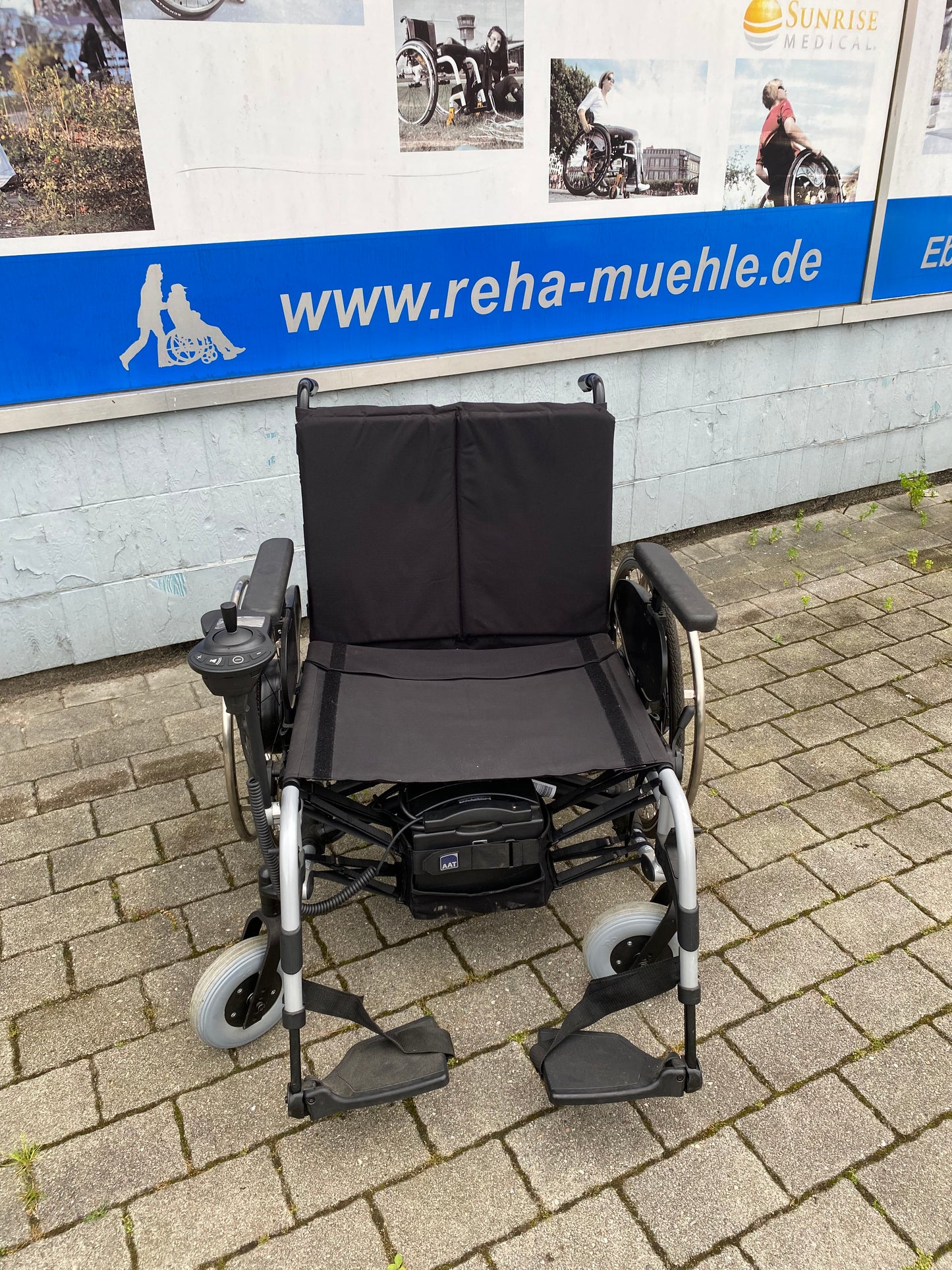 elektrischer Zusatzantrieb SOLO Firma AAT gebraucht mit Rollstuhl Elektro Antrieb elektrisch fahren