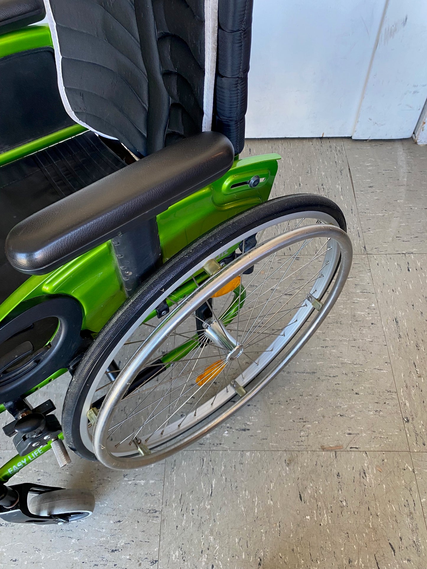 Adaptivrollstuhl Easy Life abnehmbare Beinstützen Seitenteile mit Armlehnenpolster höhenverstellbar gebraucht