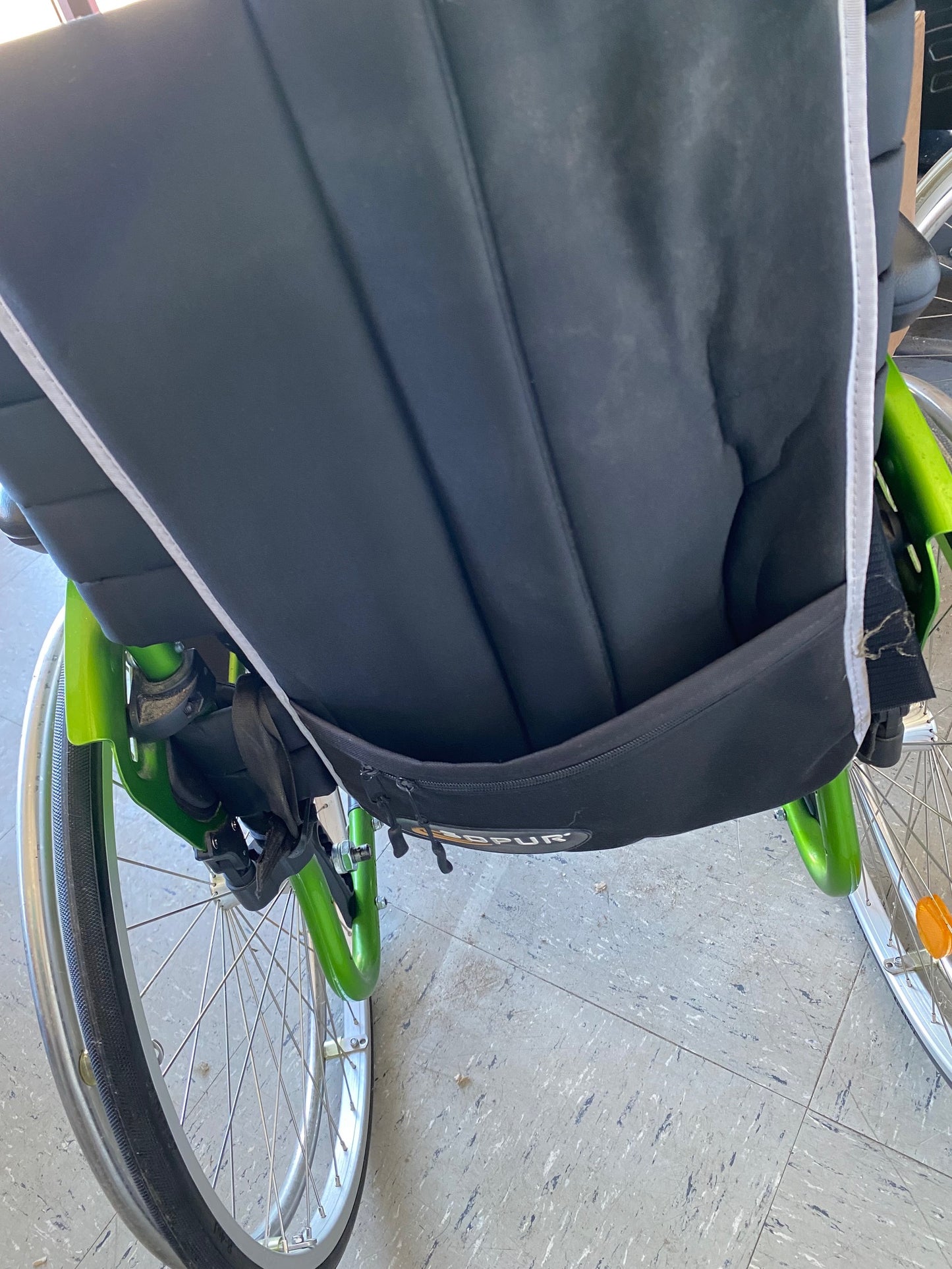 Adaptivrollstuhl Easy Life abnehmbare Beinstützen Seitenteile mit Armlehnenpolster höhenverstellbar gebraucht