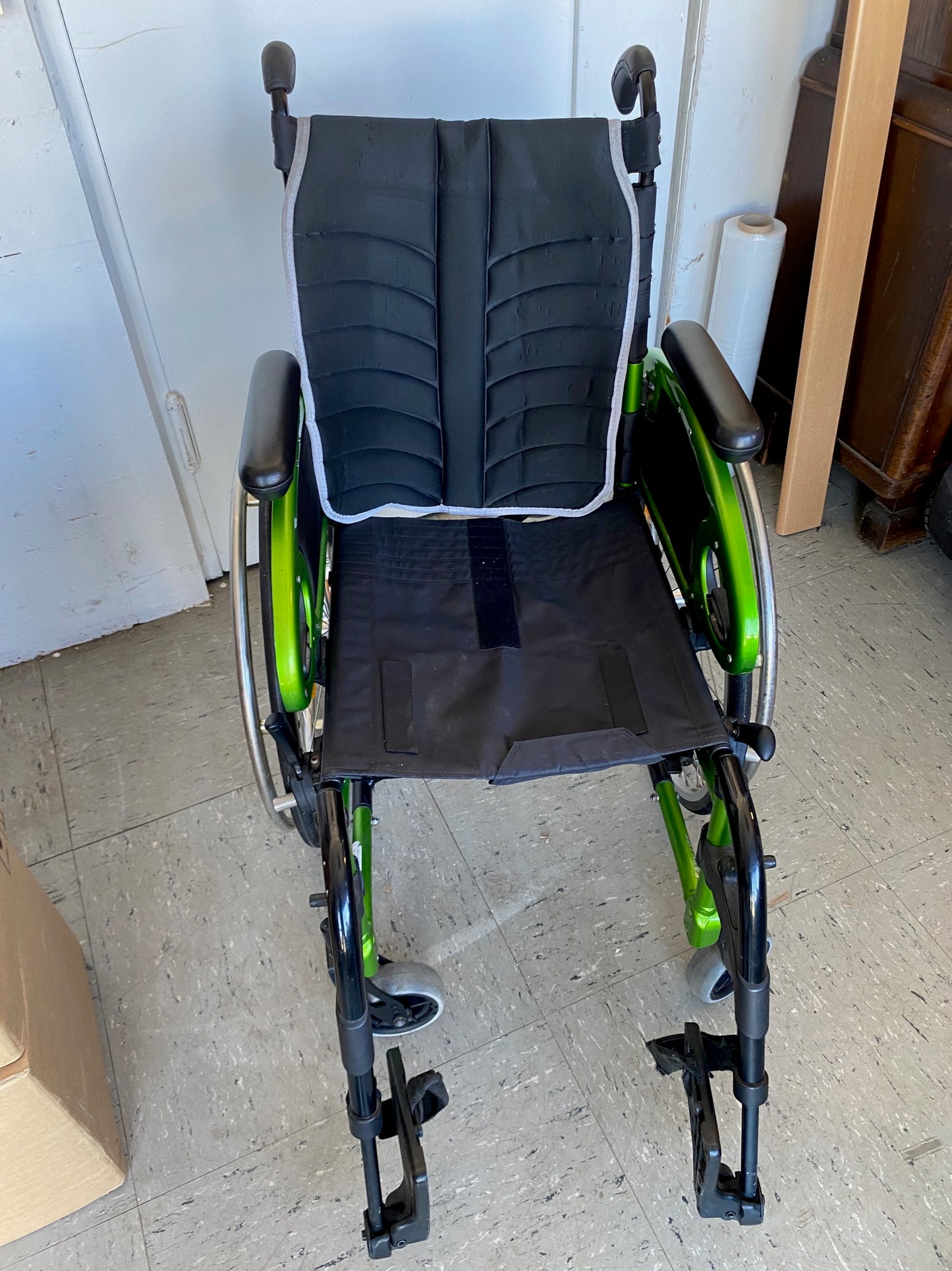 Adaptivrollstuhl Easy Life abnehmbare Beinstützen Seitenteile mit Armlehnenpolster höhenverstellbar gebraucht