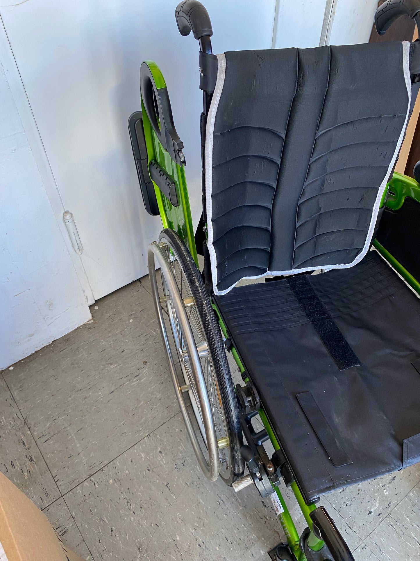 Adaptivrollstuhl Easy Life abnehmbare Beinstützen Seitenteile mit Armlehnenpolster höhenverstellbar gebraucht