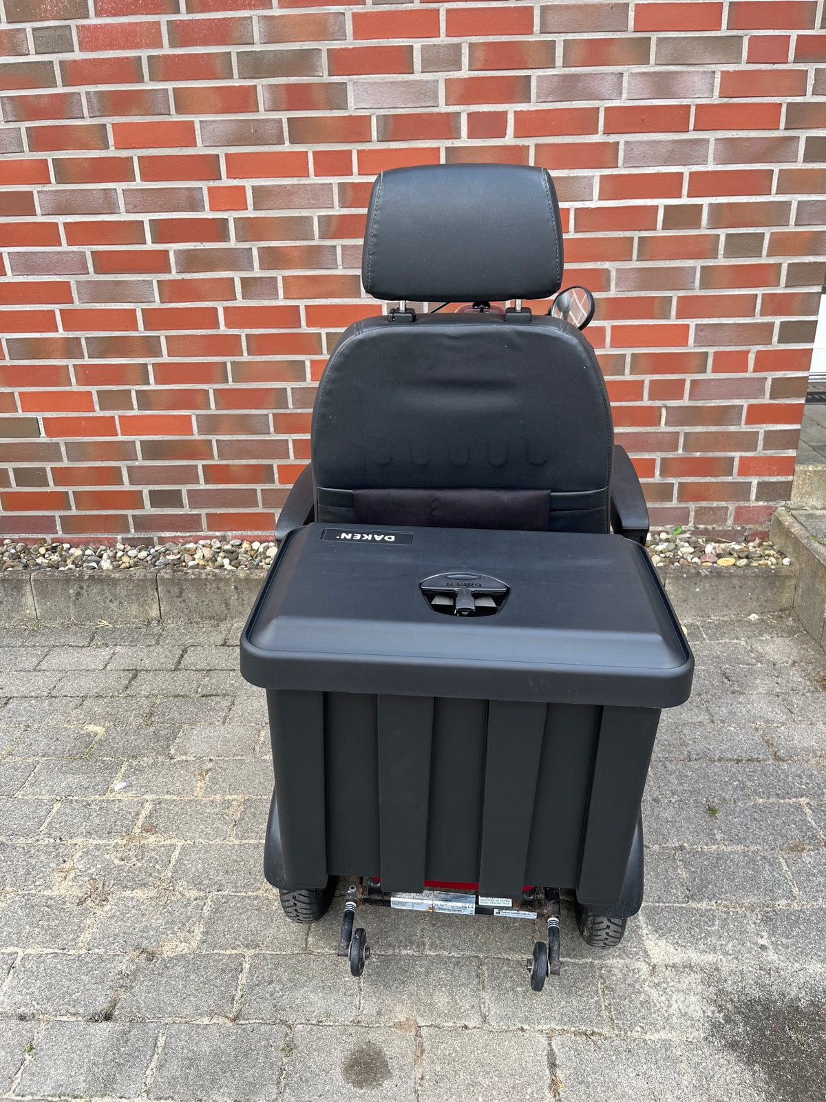 größerer Heckkoffer – Wasserdichte abschließbare Heckbox für Elektromobil & Scooter mit Heckmarkierungsfolie