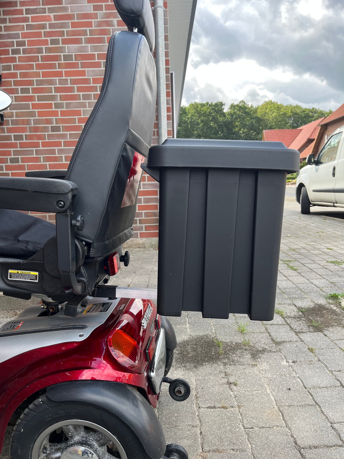 größerer Heckkoffer – Wasserdichte abschließbare Heckbox für Elektromobil & Scooter mit Heckmarkierungsfolie